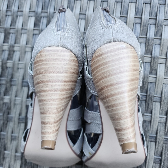 NWOT  GRAY OPEN TOE STRAPPY ZIP UP CAGE STYLE ANKLE BOOTS BY PAPRIKA - S… - Picture 7 of 7